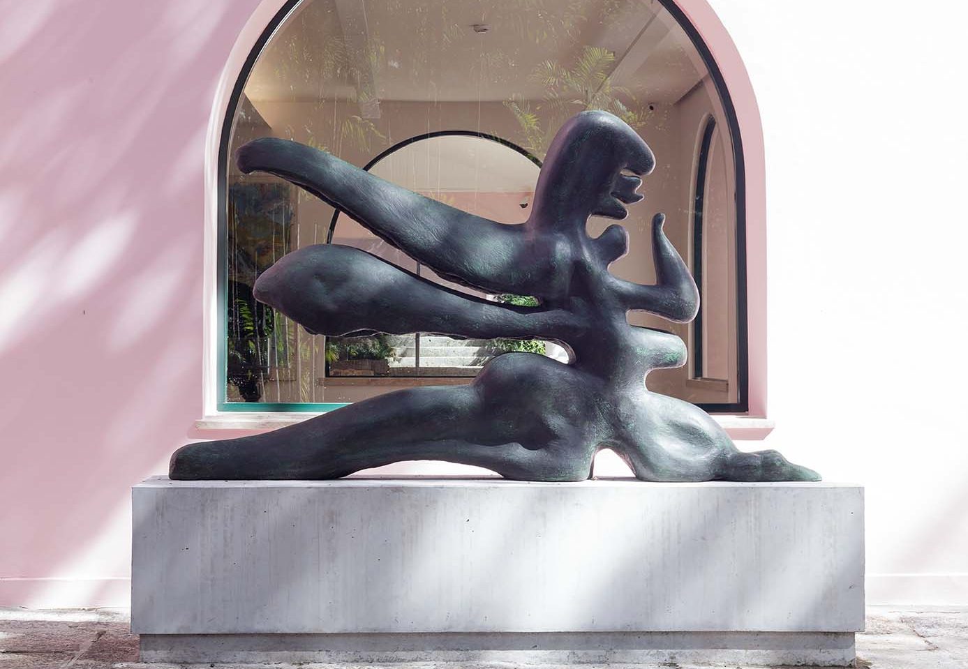 Escultura em bronze polido de Maria Martins