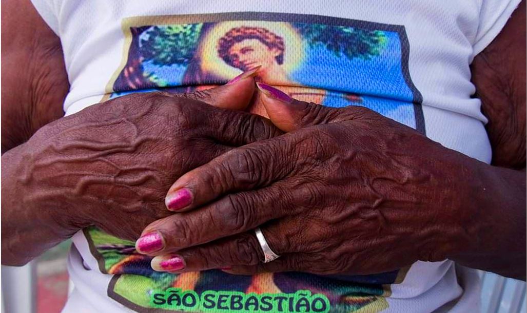 Foto da camisa de uma senhora negra com a imagem de São Sebateão