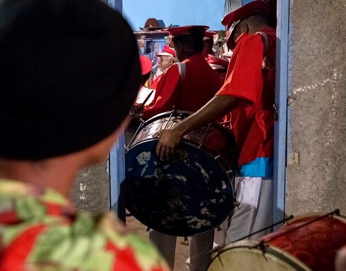 Músicos da uma Folia de Reis cheganda a casa do folião