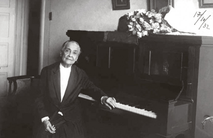 Chiquinha Gonzaga ao piano, em 1932, aos 85 anos - Chiquinha Gonzaga ao piano, em 1932, aos 85 anos -