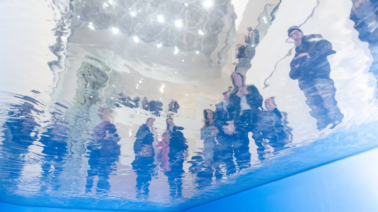 Obra de Leandro Erlich dá a impressão de que público está submerso numa piscina