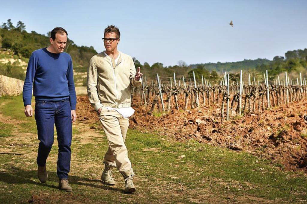 Marc-Perrin-e-Brad-Pitt.jpg O ator Brad Pitt (na foto com o enólogo Marc Perrin) -