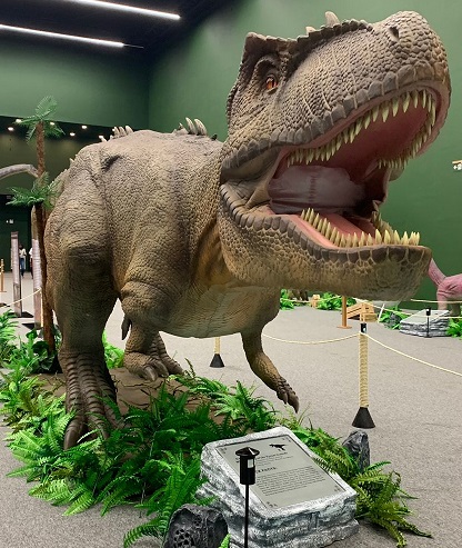 Foto mostra réplica em tamanho real de um dinossauro