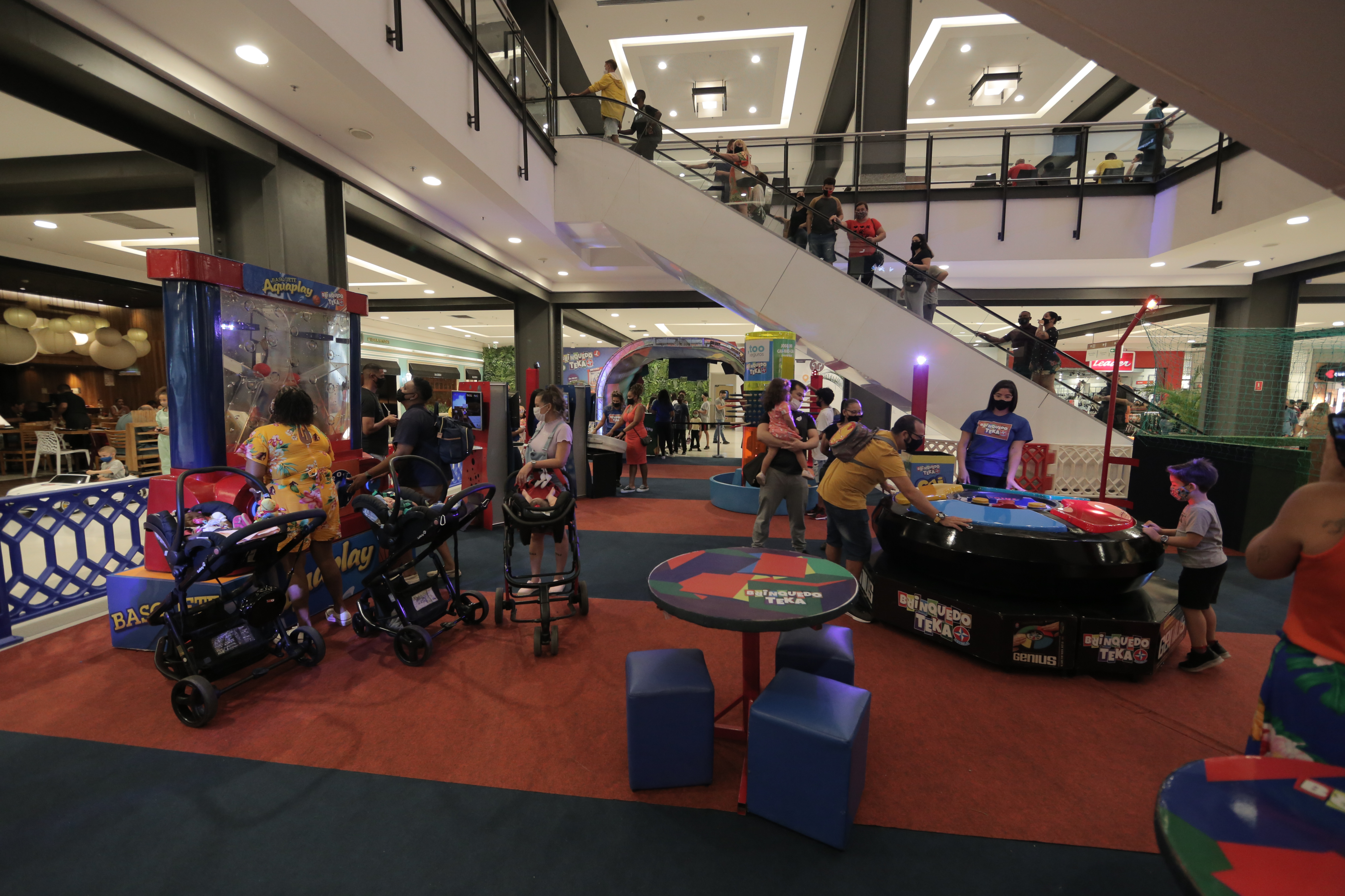Foto mostra espaço de shopping com brinquedos antigos interativos