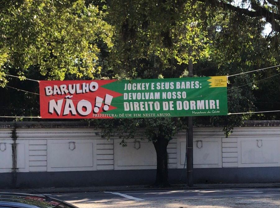 faixa de protesto colocada pelos moradores da Gávea no Jockey