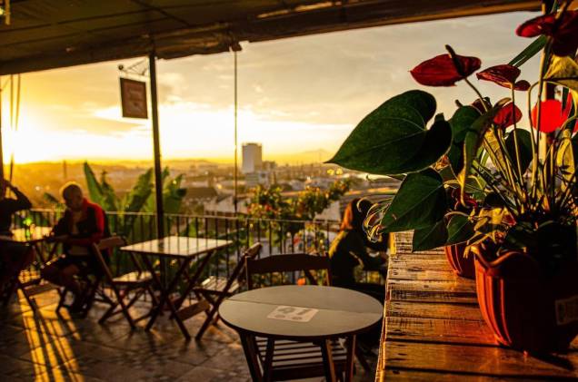 Bar do Omar (foto antiga): laje com vista para a Região Portuária de volta à cena, agora reformado Bar do Omar (foto antiga): laje com vista para a Região Portuária de volta à cena, agora reformado