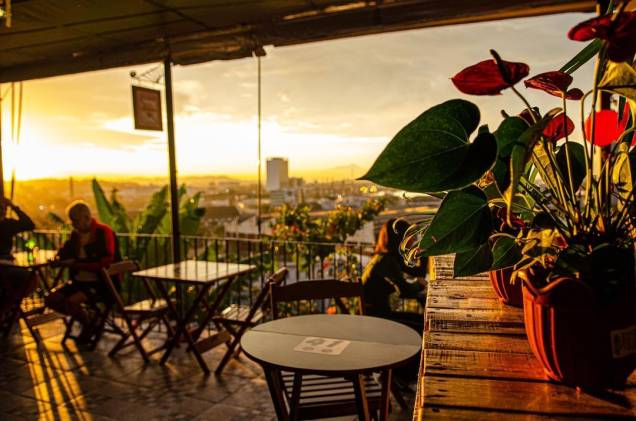 Bar do Omar (foto antiga): laje com vista para a Região Portuária de volta à cena, agora reformado