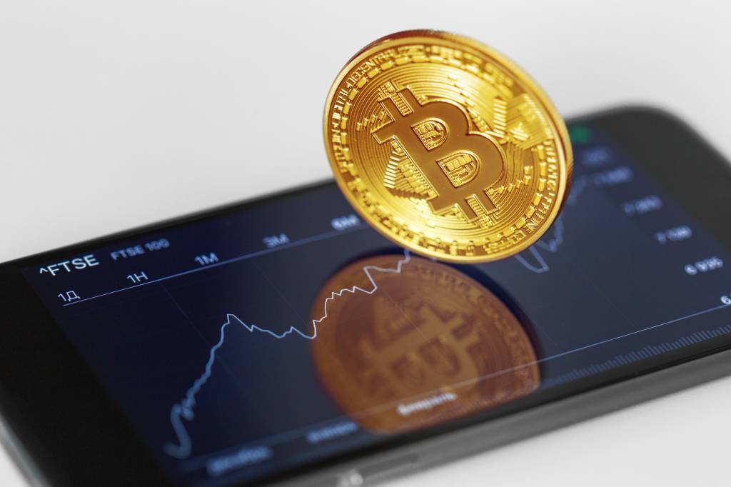 Foto mostra representação de uma moeda bitcoin