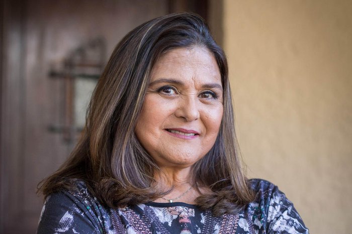 A atriz Elizangela está com leve sorriso