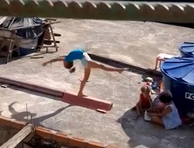 Ana Luisa treina ginástica rítmica na lage de casa, no Morro do Borel