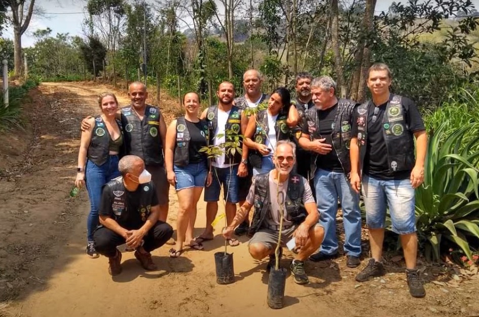 Foto mostra grupo de motociclistas