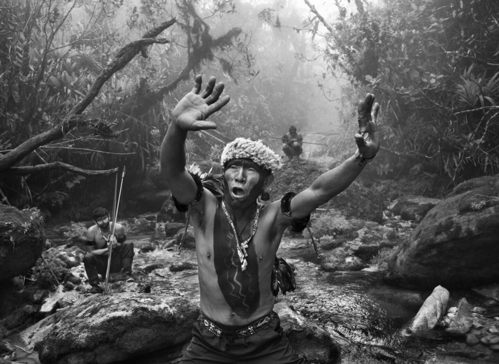 Foto em preto e branco traz xamã ianomâmi na floresta amazônica