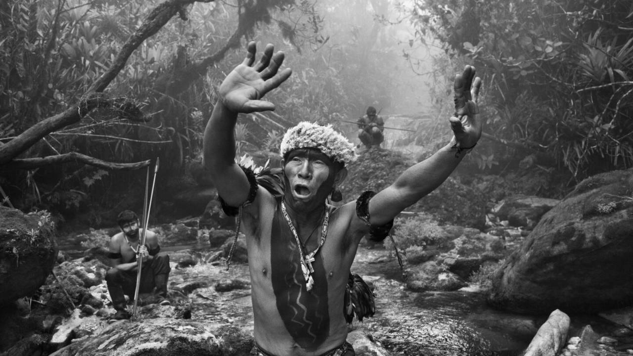 Foto em preto e branco traz xamã ianomâmi na floresta amazônica