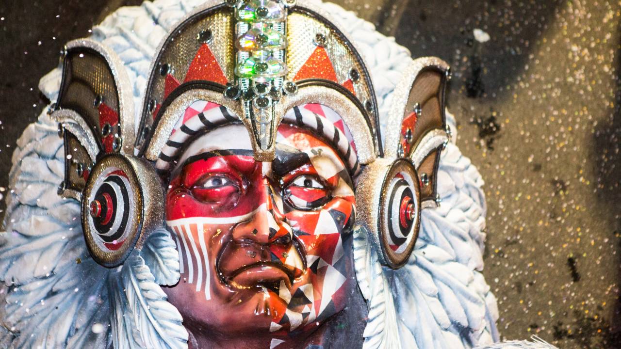 Cabeça de carro alegórico do bloco Cacique de Ramos. A cabeça traz um índio apache, símbolo do bloco.