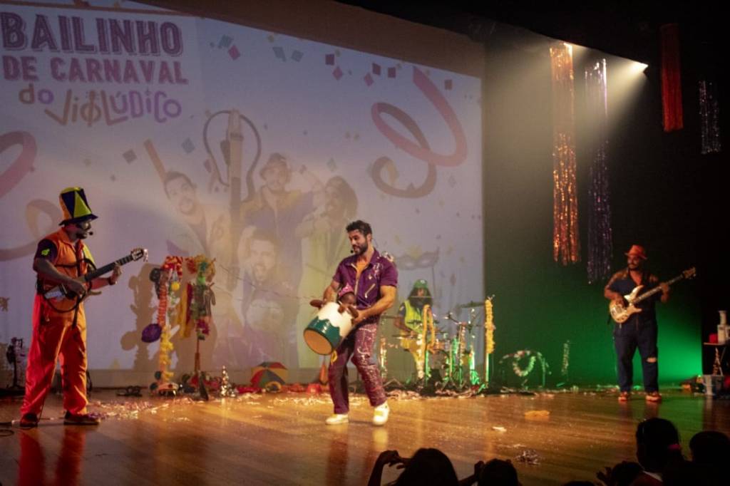 9cda0457-6b92-4d75-a366-f571816afa48 Foto mostra grupo infantil VIolúdico fazendo apresentação em palco de teatro
