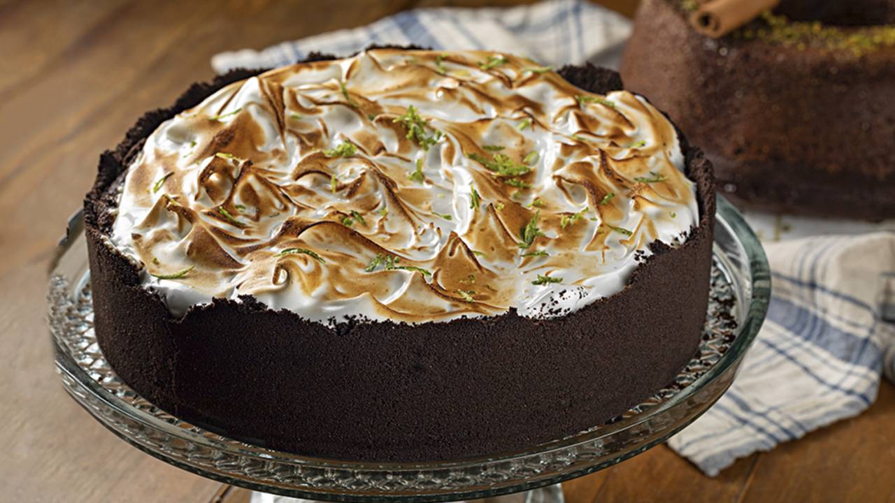 A torta de limão, com massa de biscoito de chocolate e cobertura de merengue dourado: R$ 16,00