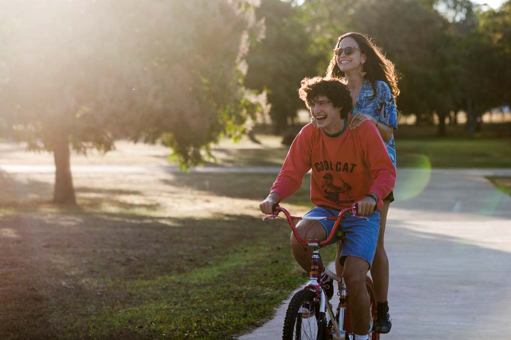 Foto mostra os atores no filme Eduardo e Mônica