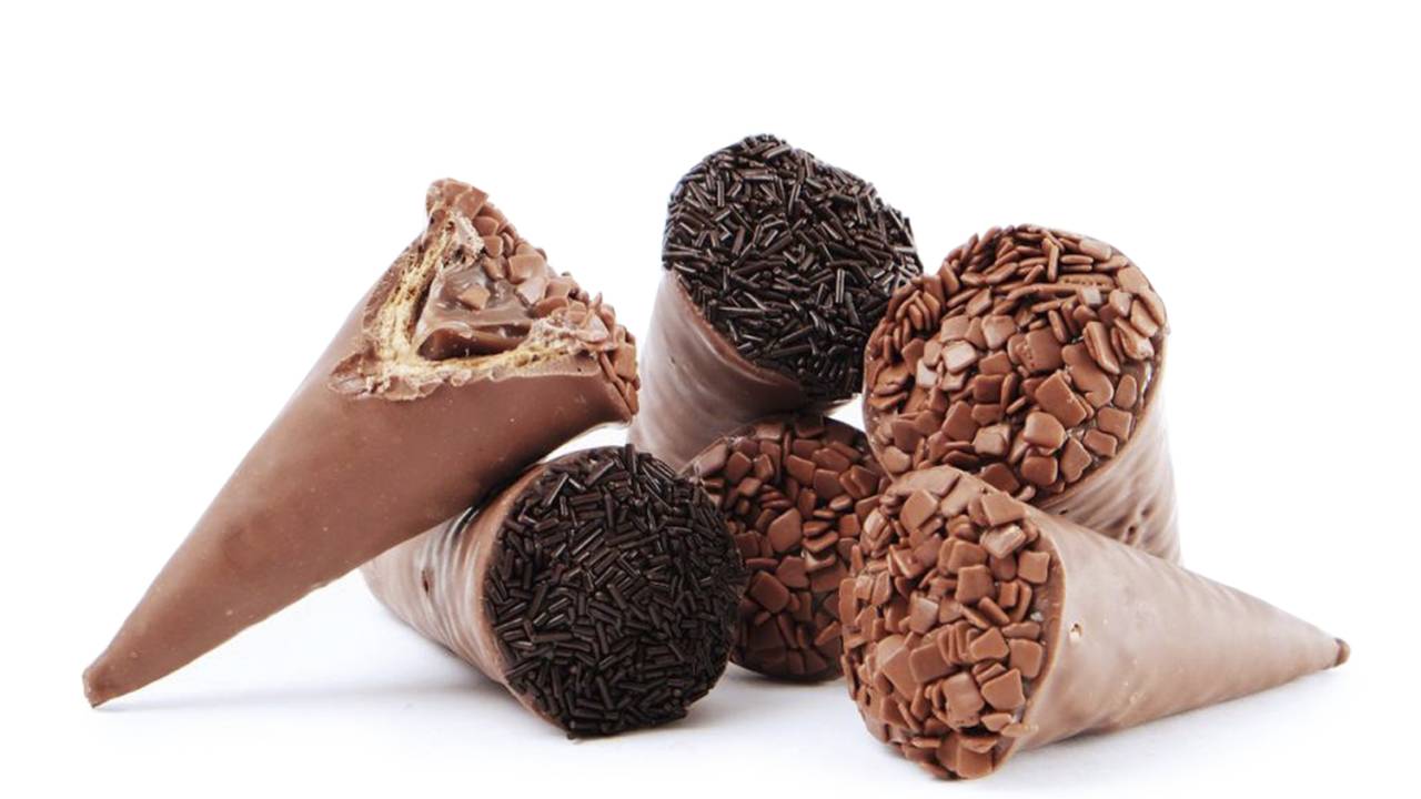 Cones recheados (R$ 13,00 cada um): casquinhas de sorvete banhadas em chocolate e generosamente recheadas