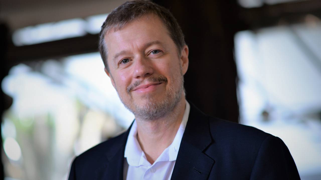 Paulo Alberto Weyland Vieira é um homem branco de cabelos castanhos-claros. Ele está de paletó azul-escuro e camisa azul-claro. Está olhando para a câmera com um leve sorriso.