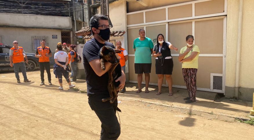 SOS bichos: parceria entre a Secretaria Estadual de Agricultura e Grupo de Resgate de Animais em Desastres (GRAD) ajuda a salvar cachorros, gatos, coelhos, passarinhos e até galinhas perdidos em Petrópolis após o temporal do dia 15 de fevereiro.