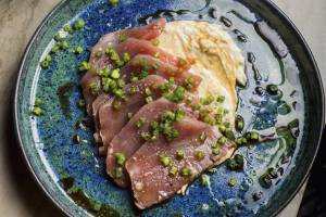 O novo e delicioso sashimi de atum com creme de burrata e nirá do Stuzzi: R$ 57,00