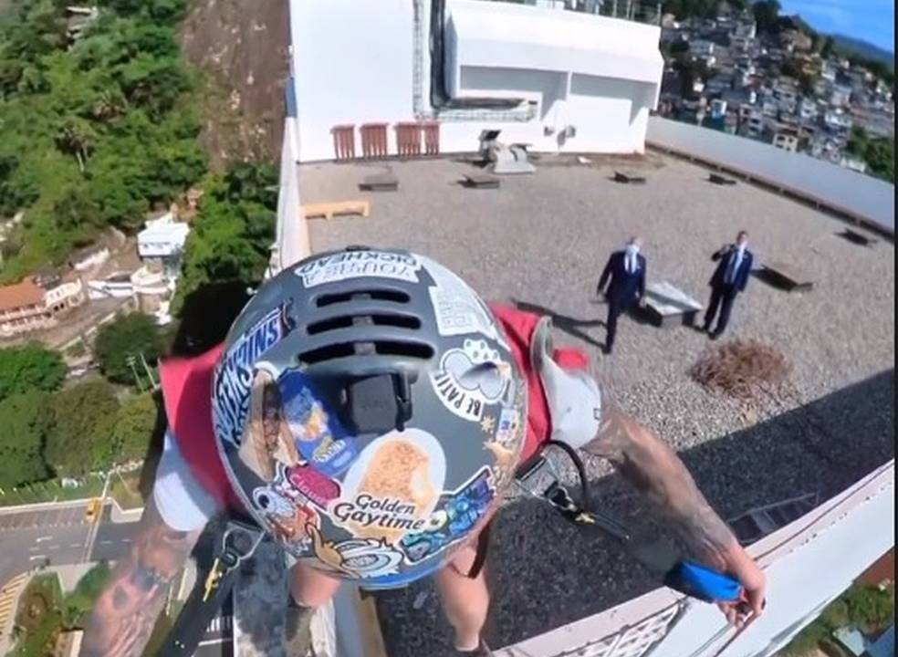 Partiu: após pousar no terraço de hotel em São Conrado, homem foge de seguranças e salta de base jump até a praia do Vidigal.