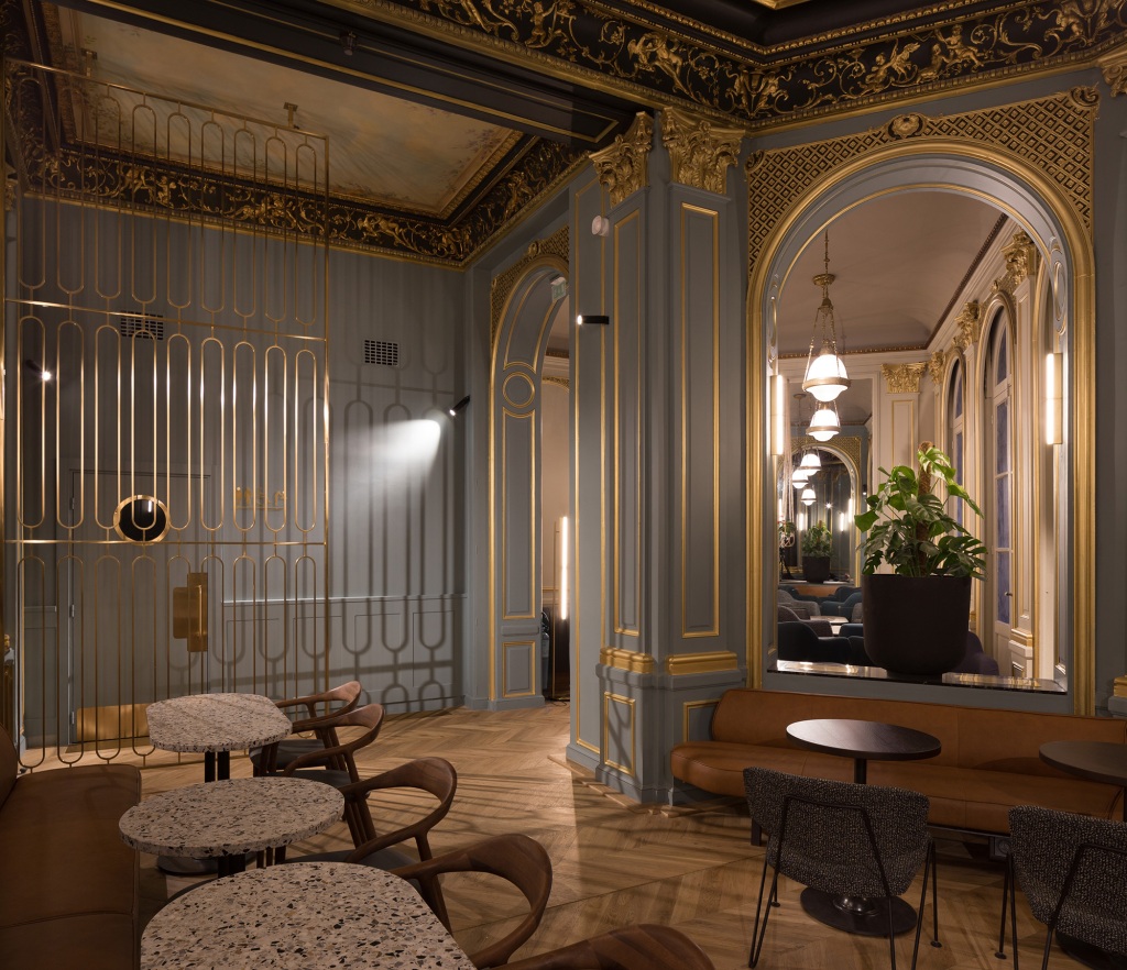 Starbucks_Boulevard_des_Capucines_Paris_7bauixa Loja da Starbucks em Paris
