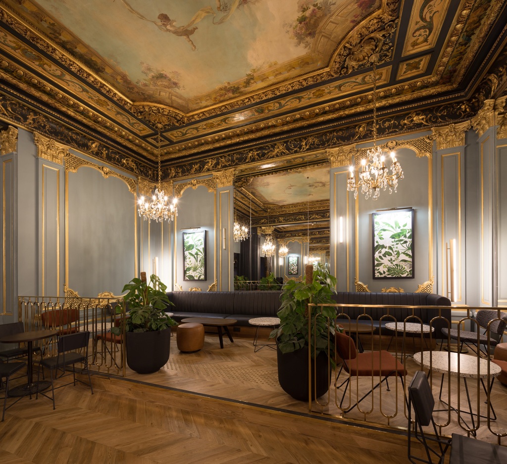 Starbucks_Boulevard_des_Capucines_Paris_8baixa Loja da Starbucks em Paris