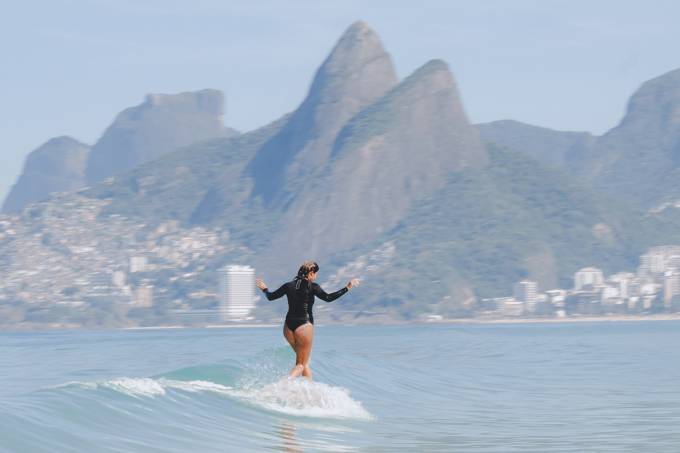 La diseñadora carioca lanza ropa de surf a base de plantas