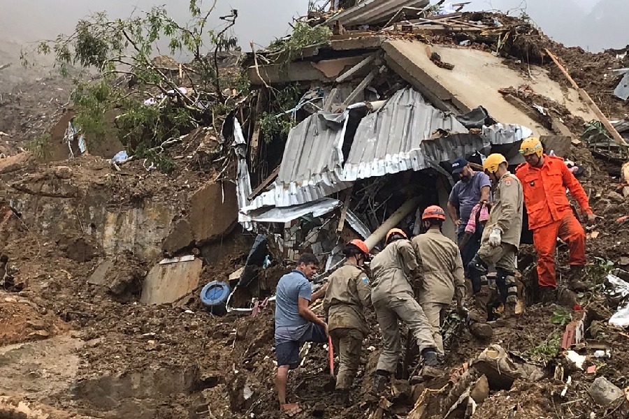 Petrópolis: militares do Corpo de Bombeiros trabalham para tentar achar corpos