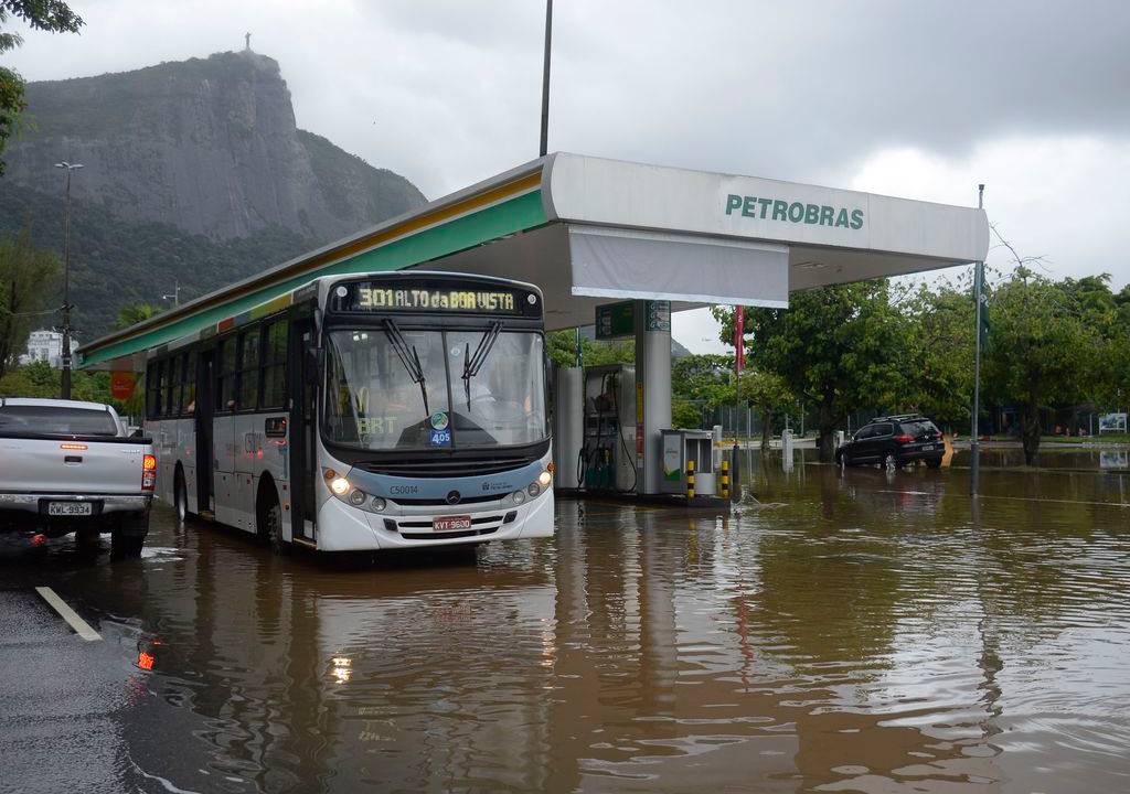 Ônibus passa por área alagada na Lagoa