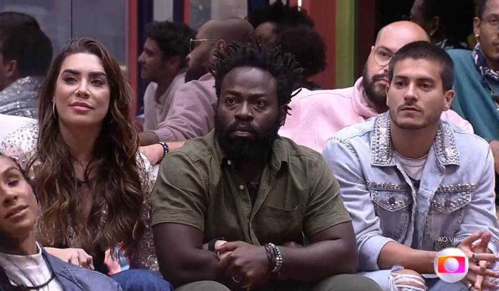 naiara-douglas-arthur A cantora Naiara Azevedo de jaqueta branca com tachas, o ator Douglas Silva com camisa de manga curta verde-musgo e o ator Arthur Aguiar com jaqueta jeans desbotada com tachas