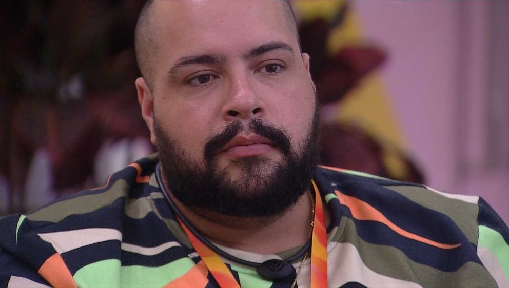 O ator Tiago Abravanel de camisa estampada colorida