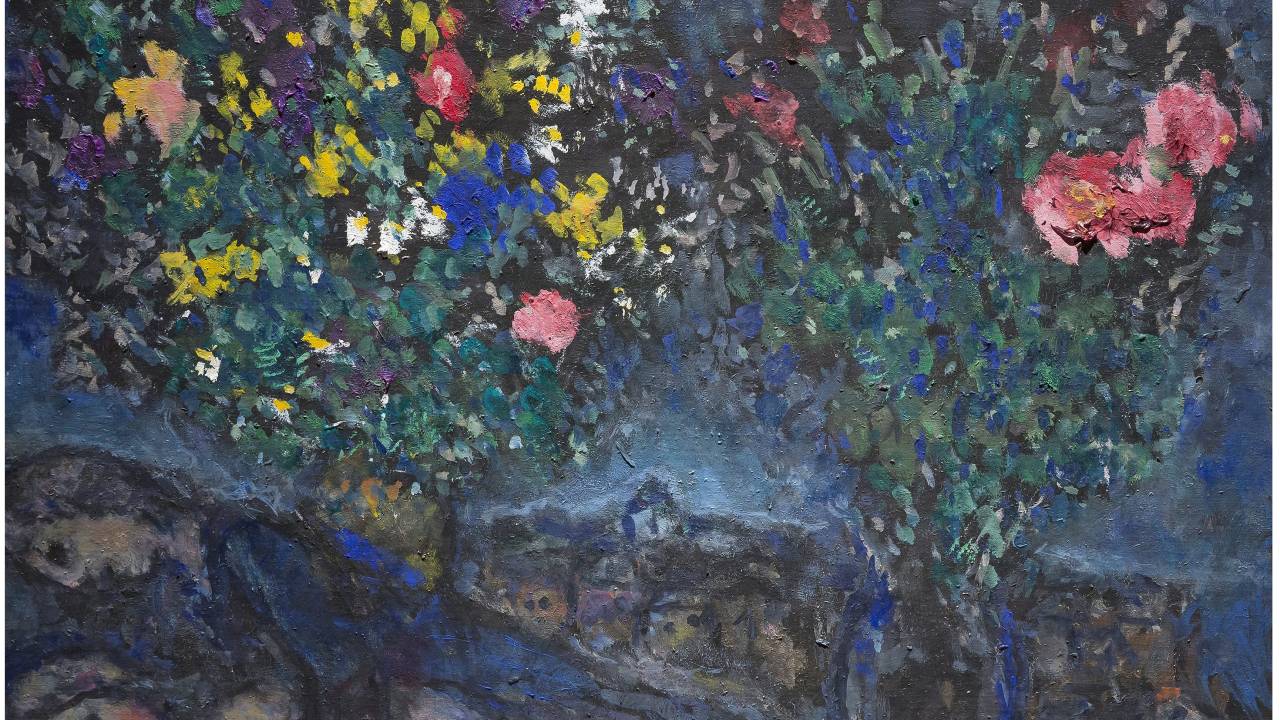 Quadro O Sonho, com um casal no canto esquerdo embaixo da tela e dois vasos com flores no centro da obra, com predominância da cor azul-petróleo.