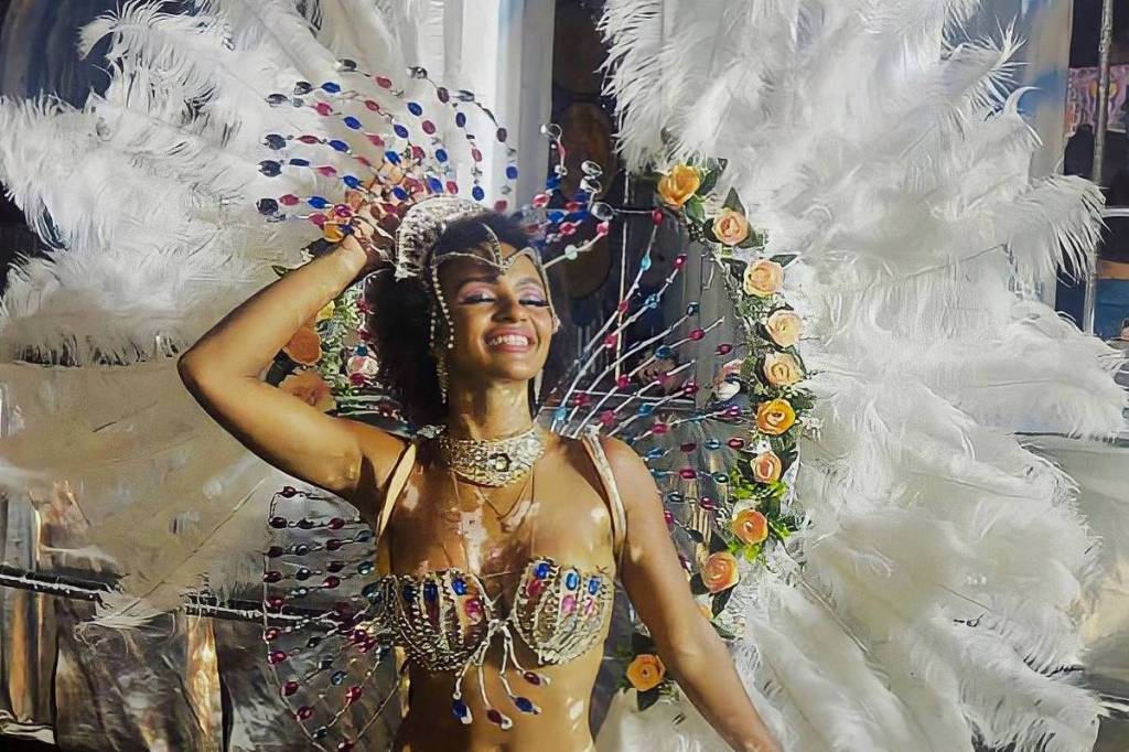 Foto mostra Natália com roupa de passista de carnaval