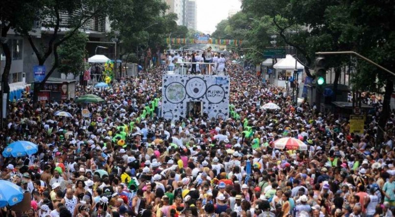 Foto de um bloco de Carnaval.