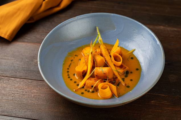Tons de laranja ganham o prato protagonizado pelas cenouras no Allma, onde o menu é feito de pratos saudáveis e criativos
