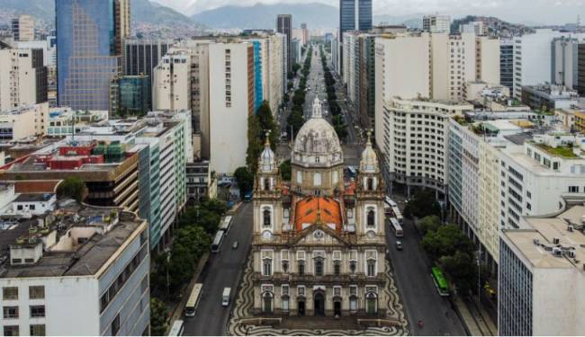 Foto aérea da Avenida Presidente Vargas, no Centro do Rio, mostrando em primeiro plano a Igreja da Candelária.