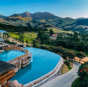 São diversas piscinas e têm opção coberta, aquecida, descoberta, com borda infinita, para as crianças...