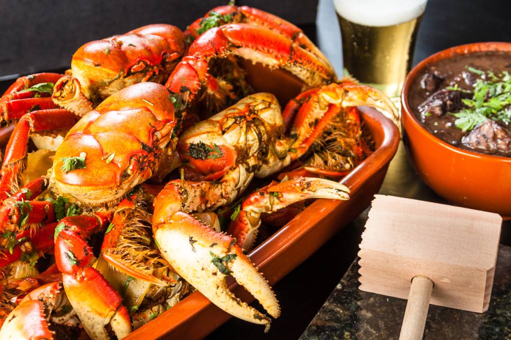 Caranguejo Carioca: combo de quatro unidades do crustáceo vem com feijão ou tutu carregado