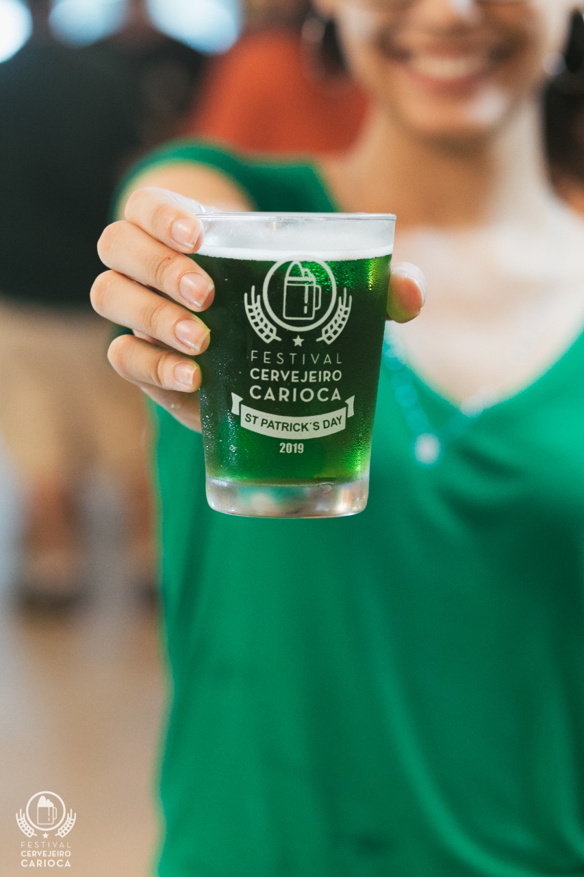 Casa da polonia Foto mostra mulher com blusa verde mostrando chope verde