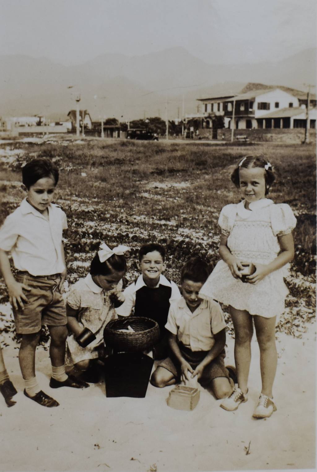 Atividade escolar: alunos da Escola Americana do Rio recolhem areia da Praia de Ipanema.