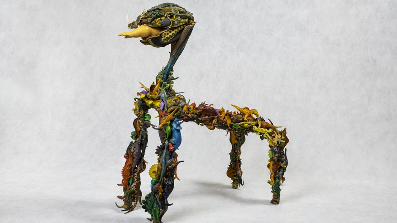 A obra do artista Claudio Lobato é um bicho de quatro patas feito a pattir de diversos bichinhos de plástico