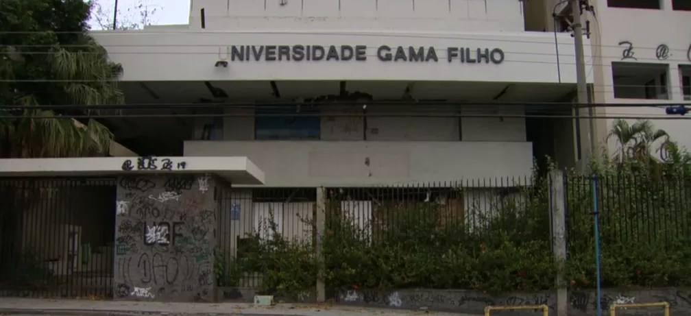 achada do prédio que abrigava a Universidade Gama Filho é o retrato do abandono com o legado da instituição