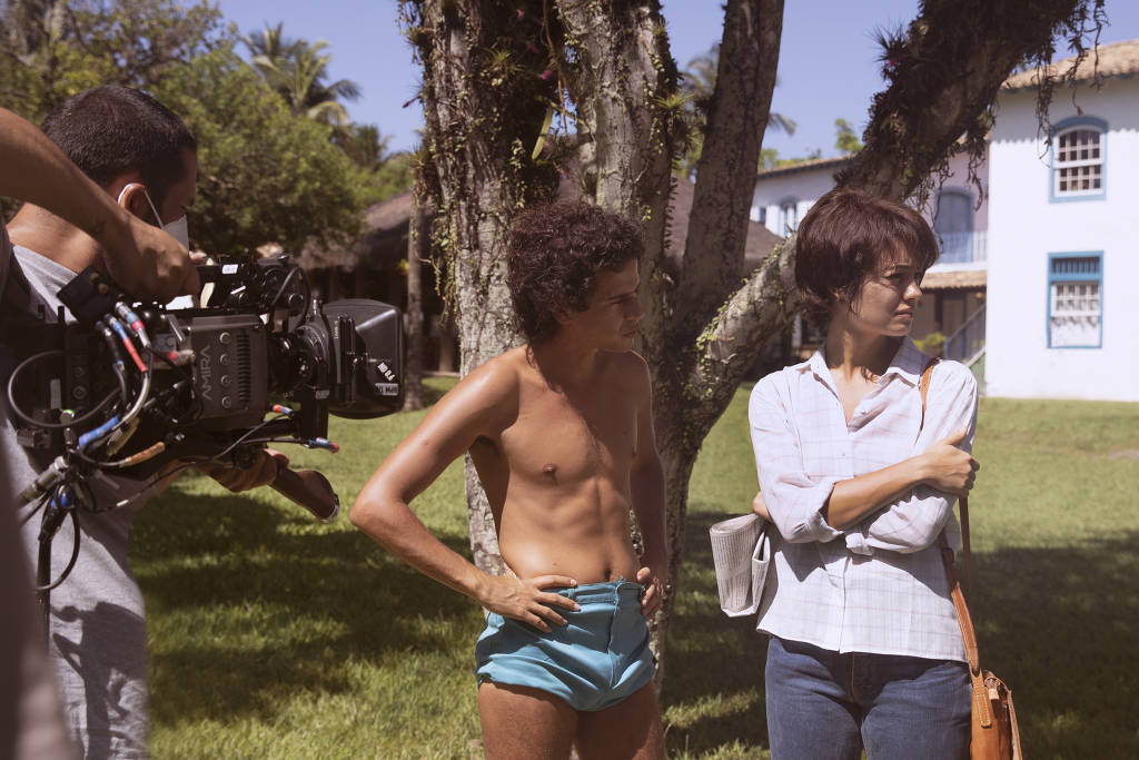 Rodrigo Lelis, como Caetano Veloso, e Sophie Charlotte, como Gal Costa, em cena do filme 'Meu Nome É Gal'