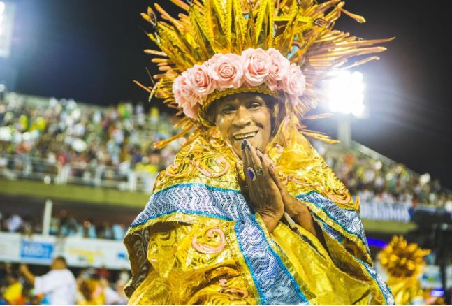 Sapucaí Mulher fantasiada no desfile da Marquês de Sapucaí.