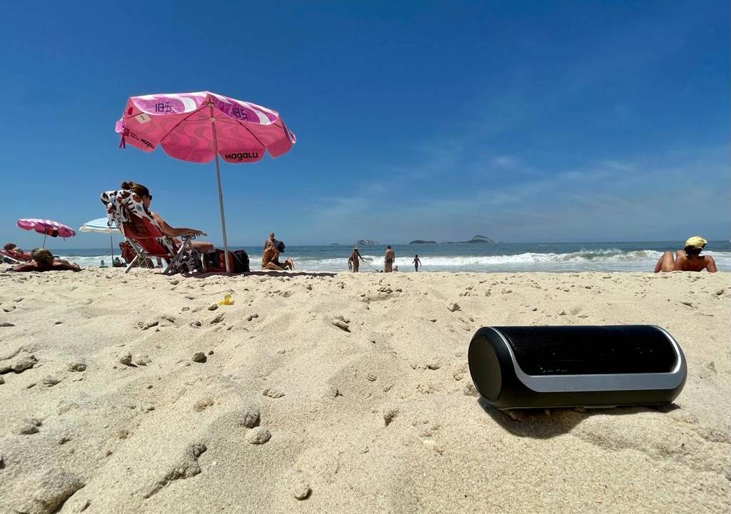 Caixas de som portáteis nas praias do Rio
