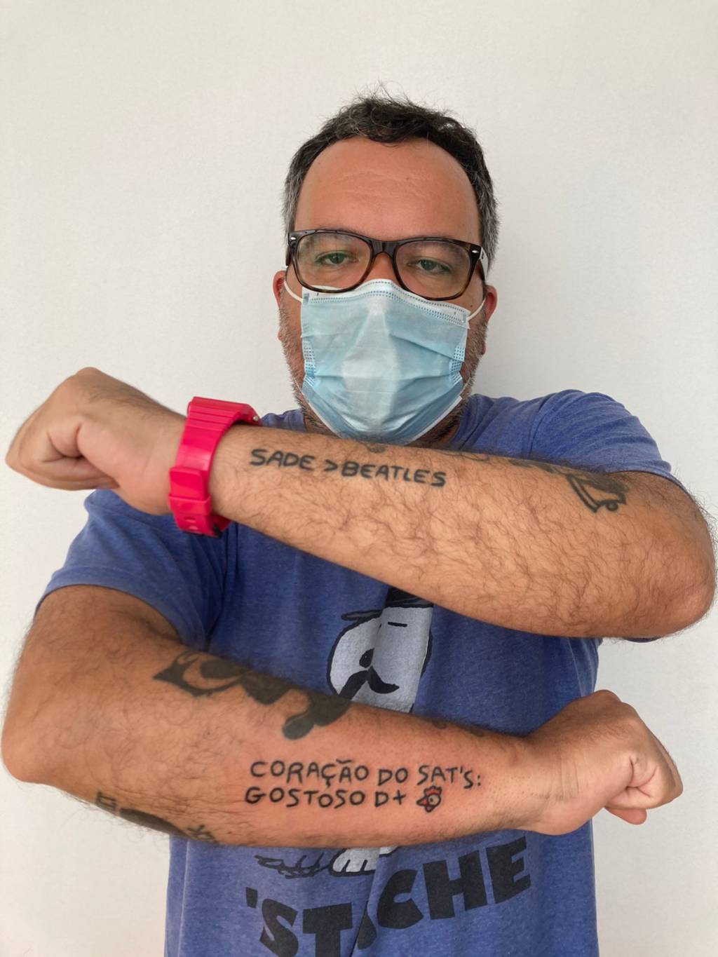 O historiador Gabriel Trigueiro mostra as tatuagens que tem nos dois antebraços