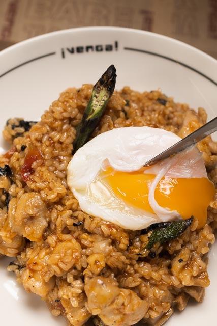 Toque espanhol: o arroz meloso de frango com quiabo tostado e ovo pochê é pedida no Venga!