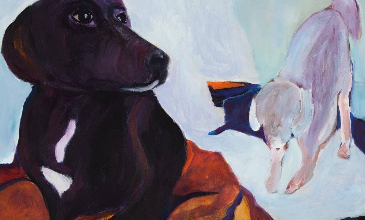 Pintura que traz à esquerda um cachorro marrom sobre caixas, olhando para a direita da tela, à direita, cachorro branco se espreguiçando, sob fundo branco.